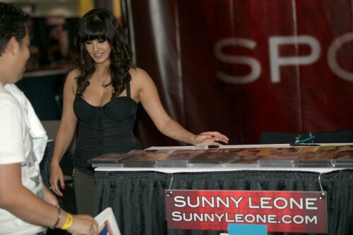 0009161216432_12_Sunny_Leone_at_Exxxotica_Miami_2011_1f994bedcd5397447.md.jpg