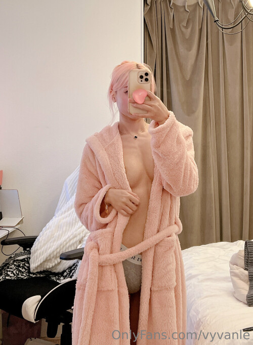 Vyvan Le Nude Leaked Onlyfans Photo