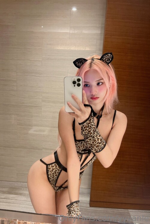Vyvan Le Nude Leaked Onlyfans Photo