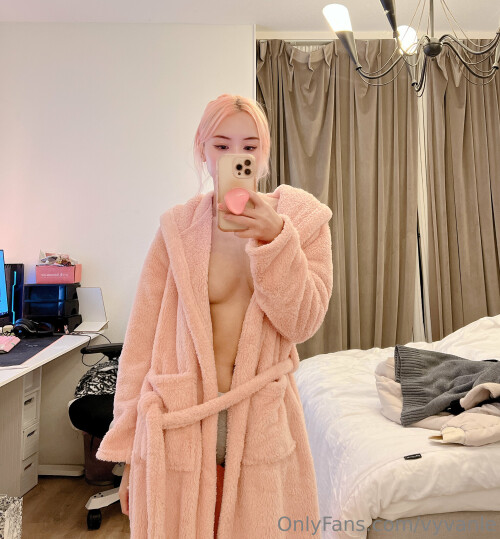 Vyvan Le Nude Leaked Onlyfans Photo