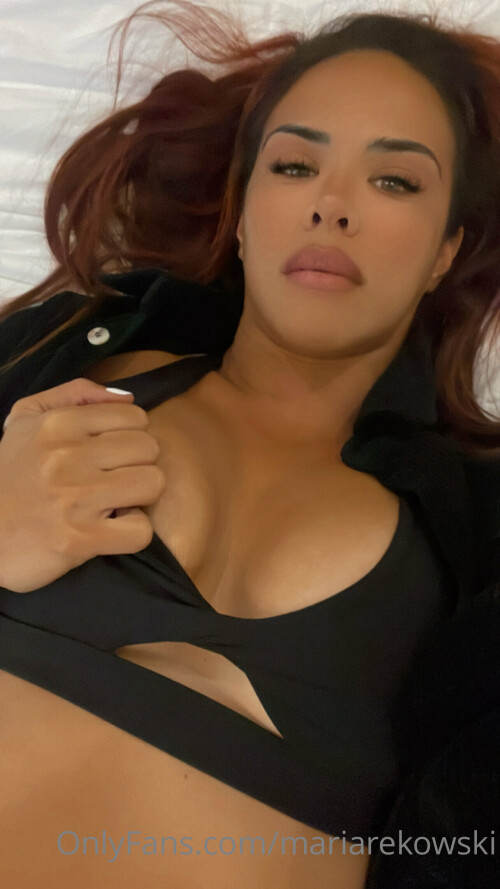 2022-08-18_Lying-in-bed-wanting-to-play-so-I-slip-my-finge_1284x2282_e4a1d011ca5e5947b74d47bcd3694c0e.jpg