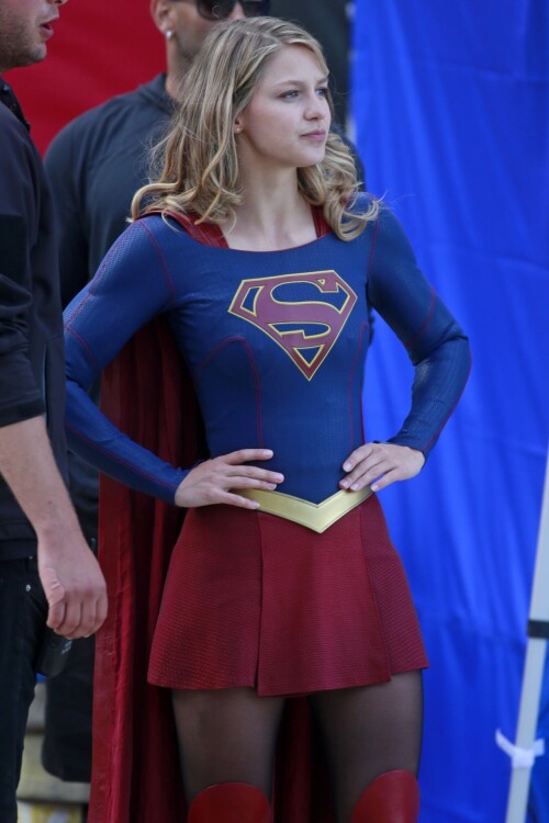 47140817_melissa-benoist-supergirl-set-in-downtown-vancouver-20170716-1.md.jpg