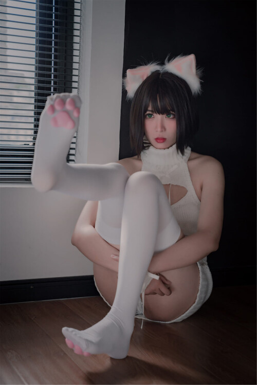COSER-Xuan-Xiao-Senior-Sister-Cat-Claw-Socks-18.jpg