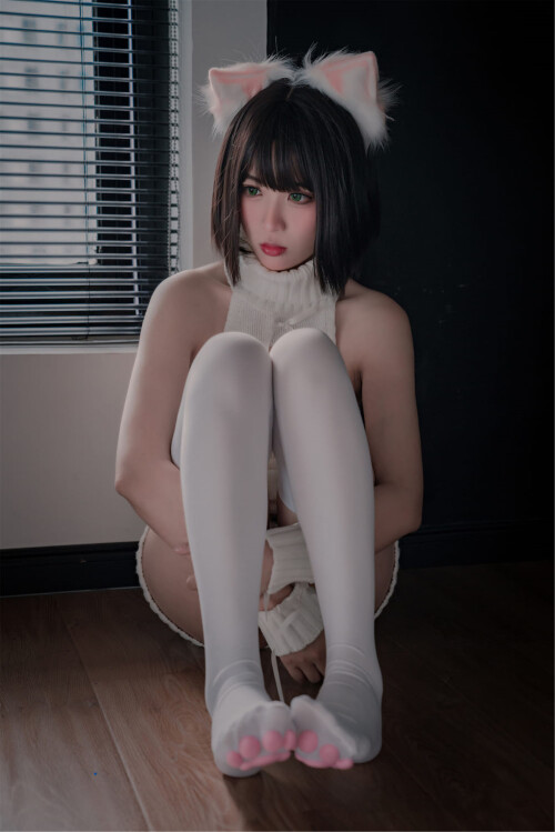 COSER-Xuan-Xiao-Senior-Sister-Cat-Claw-Socks-21.jpg