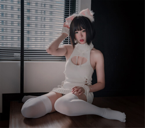 COSER-Xuan-Xiao-Senior-Sister-Cat-Claw-Socks-25.jpg