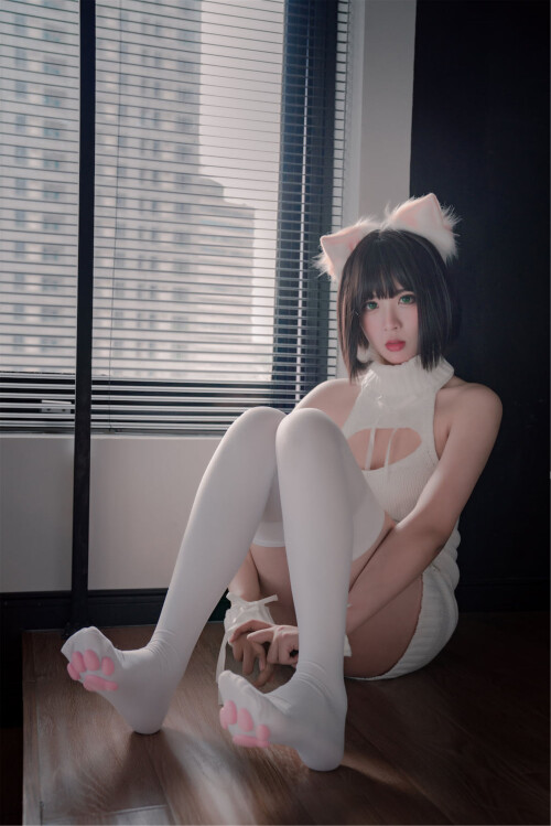 COSER-Xuan-Xiao-Senior-Sister-Cat-Claw-Socks-26.jpg