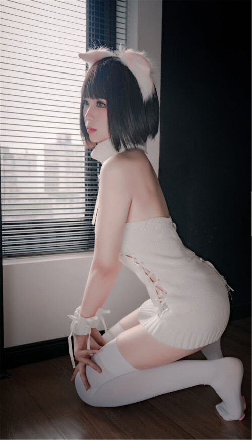 COSER-Xuan-Xiao-Senior-Sister-Cat-Claw-Socks-28.jpg