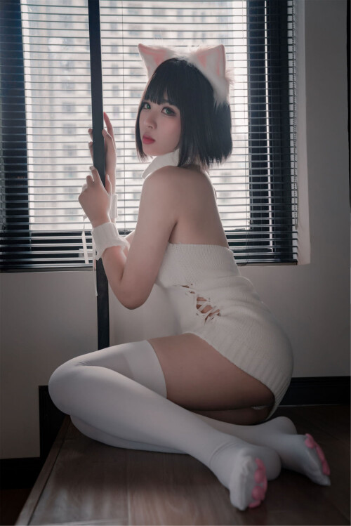 COSER-Xuan-Xiao-Senior-Sister-Cat-Claw-Socks-29.jpg