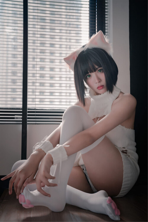 COSER-Xuan-Xiao-Senior-Sister-Cat-Claw-Socks-30.jpg