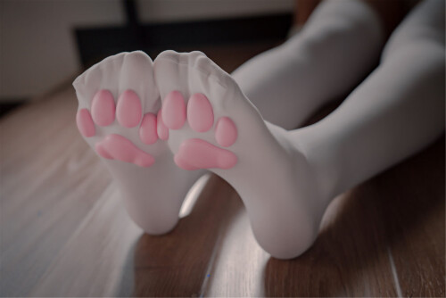 COSER-Xuan-Xiao-Senior-Sister-Cat-Claw-Socks-39.jpg
