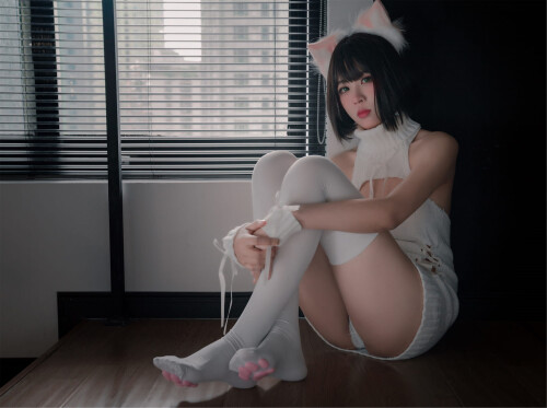 COSER-Xuan-Xiao-Senior-Sister-Cat-Claw-Socks-8.jpg