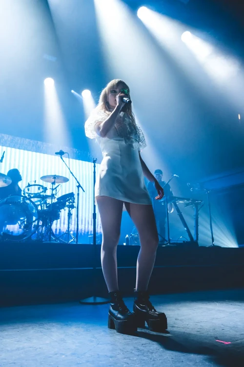 Chvrches_BuscarPhoto_Terminal5_112621-2139.md.webp