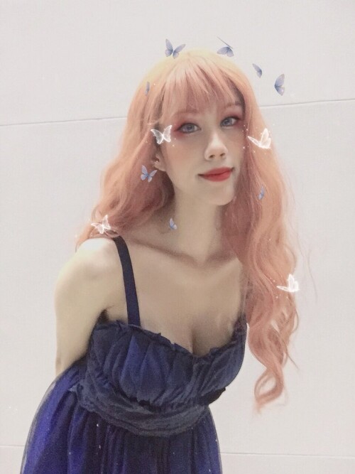 EFvHOkIUEAAQf9C.md.jpg