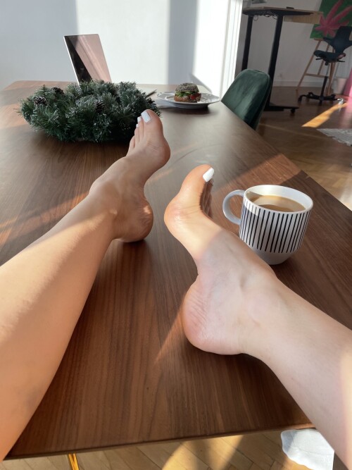 Emma-Lovett-Feet-6222915.md.jpg