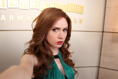 KarenGillan_Selfie1x06b1d52fac03c4bb073.md.jpg