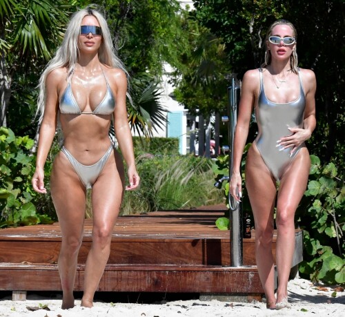 Kim-Khloe-Kardashian-on-Beach-230434b3b4ef9fb56.md.jpg