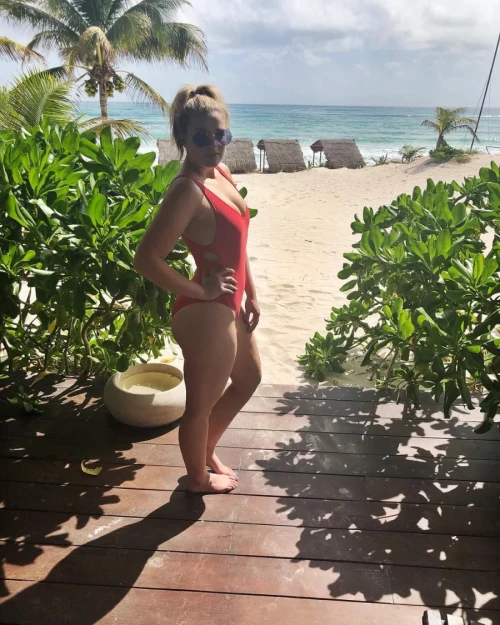 Lauren-Alaina-bikinis03.md.webp