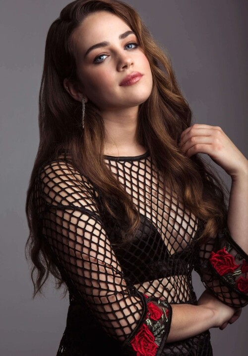 Mary Mouser Photo 4