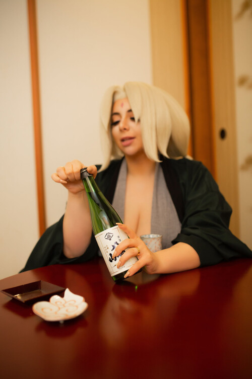 Momokun---Sake-with-Tsunade_2268928-0005.jpg