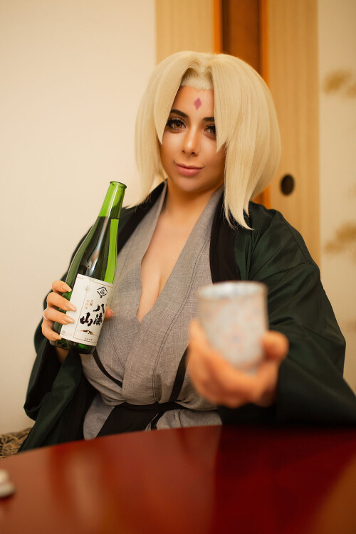 Momokun---Sake-with-Tsunade_2268928-0007.jpg