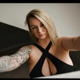 model profile picture