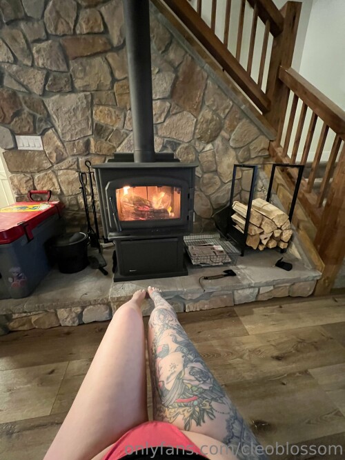 cleoblossom-2023-01-28-2749031852-cozy-fireplace-toesies-mmmm-a-foot-massage-by-the.jpg