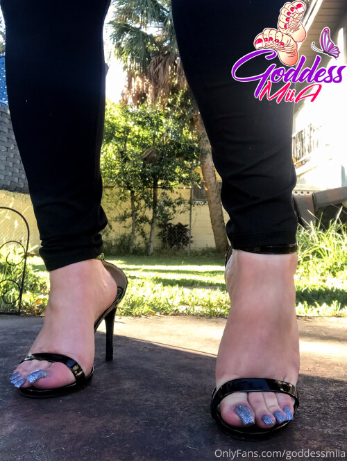 goddessmiia-06-01-2020-18148744-Imagine-seeing-these-feet-walk-towards-you.md.jpg