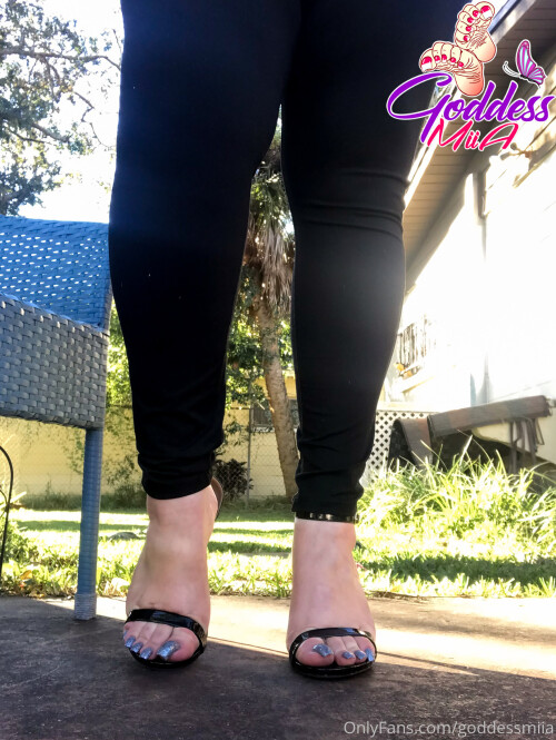 goddessmiia-06-01-2020-18148746-Imagine-seeing-these-feet-walk-towards-you.md.jpg