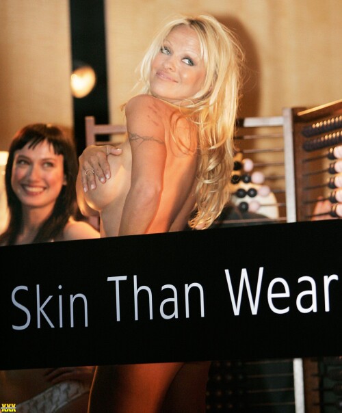 Pamela Anderson Photo 1