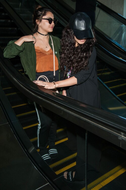 vanessa-hudgens-stella-hudgens-at-lax-airport-in-la-4-10-2016-10.md.jpg