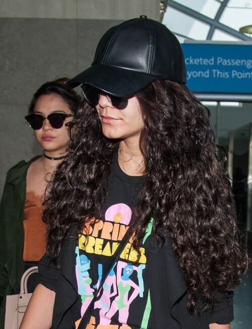 vanessa-hudgens-stella-hudgens-at-lax-airport-in-la-4-10-2016-2.md.jpg