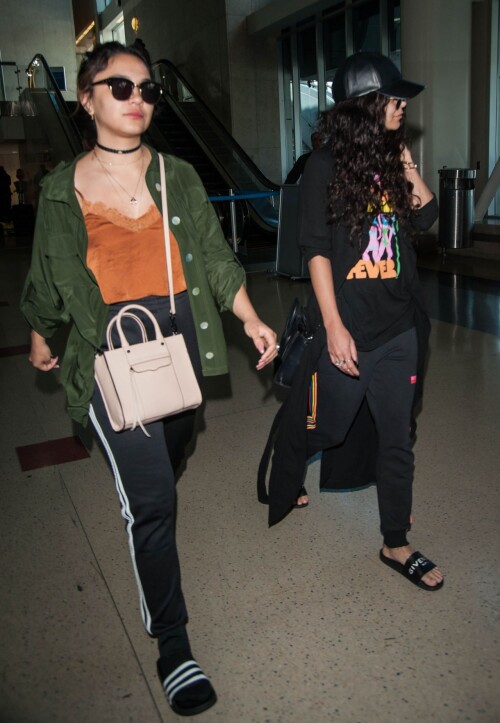 vanessa-hudgens-stella-hudgens-at-lax-airport-in-la-4-10-2016-9.md.jpg