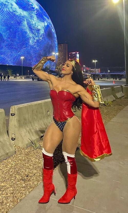 A-seguir-salvando-mi-mundo--por-cierto-no-soporte-con-mi-disfraz-Happy-Halloween-halloween-custume-wonderwoman4f5fc3ca7f68e0567.md.jpg