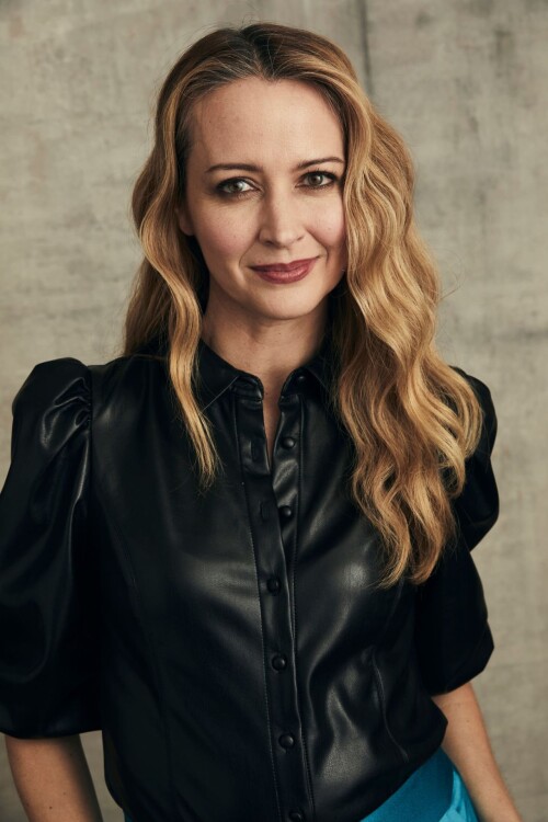 amy_acker___2023_winter_tca_portrait_studio__7_4fab73b537ff35dd.jpg