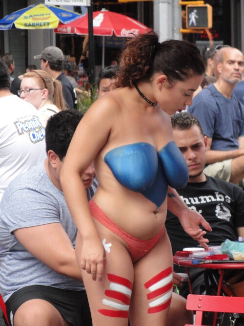 desnudas-times-square-1-50ytwjc9qoba284d8bf9ec8b83.md.jpg