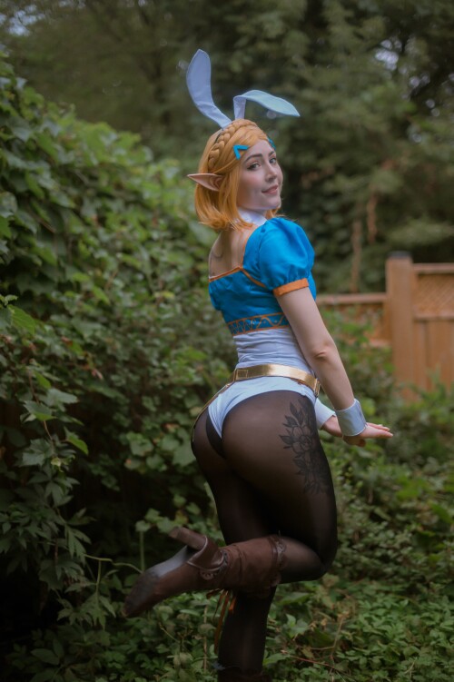 me-rose-link-and-zelda-bunnysuit-5bce362f792e70620.jpg