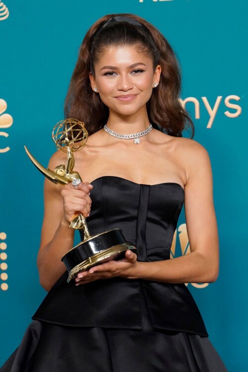 zendaya-emmy-awards-2022-red-carpet-10f99de30dd99d2611.md.jpg