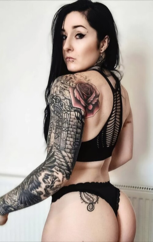 Goth muscle mommy / roxxymission Nude Leaked Onlyfans Photo Goth muscle mommy / roxxymission Nude Leaked Onlyfans Photo