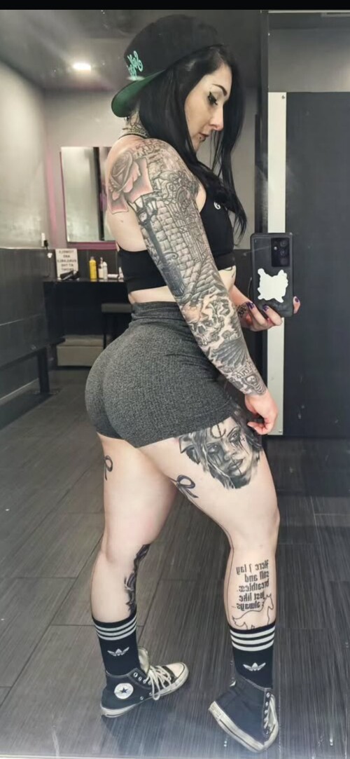 Goth muscle mommy / roxxymission Nude Leaked Onlyfans Photo Goth muscle mommy / roxxymission Nude Leaked Onlyfans Photo