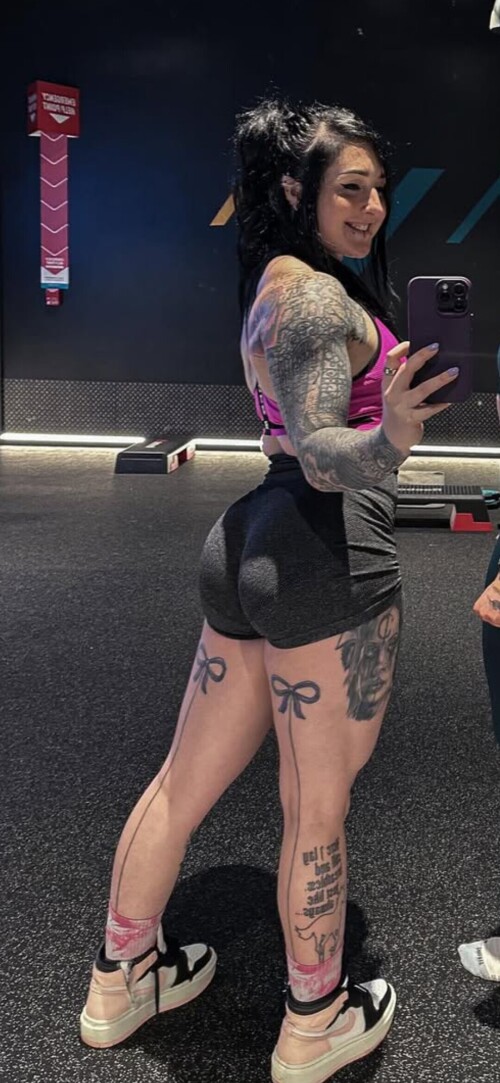 Goth muscle mommy / roxxymission Nude Leaked Onlyfans Photo Goth muscle mommy / roxxymission Nude Leaked Onlyfans Photo