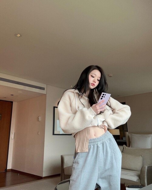 11oegn1-02-230311-Wonyoung-Instagram-Update57e6b89c19243259.md.jpg