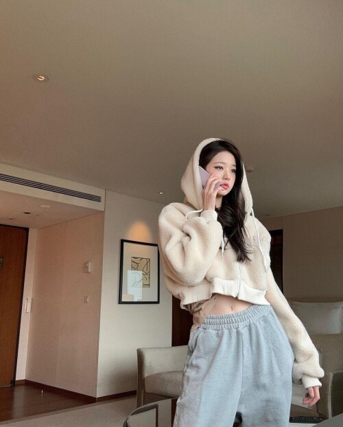 11oegn1-03-230311-Wonyoung-Instagram-Update575e5fd0c848dc3d.md.jpg