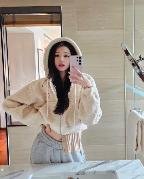11oegn1-04-230311-Wonyoung-Instagram-Updatec9462af1df2e4f60.md.jpg