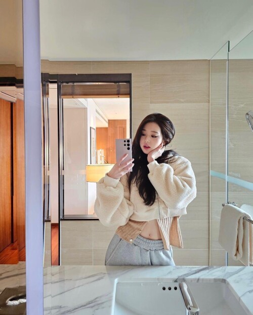 11oegn1-06-230311-Wonyoung-Instagram-Update30eecb23c5385c2f.md.jpg
