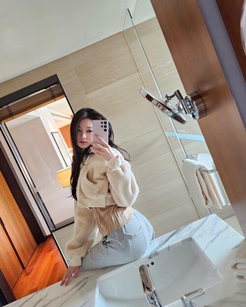 11oegn1-07-230311-Wonyoung-Instagram-Update917ff81d9ab9caf8.md.jpg