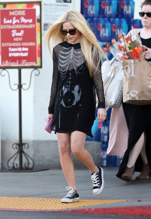 160588-Avril-Lavigne-See-Through-5-TheFappeningTop.com_-706x102465051c69aaa59eb6.jpg