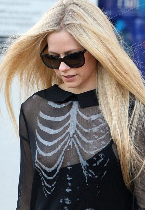 160588-Avril-Lavigne-See-Through-8-TheFappeningTop.com_-706x102413da9fe10ad3b05e.jpg