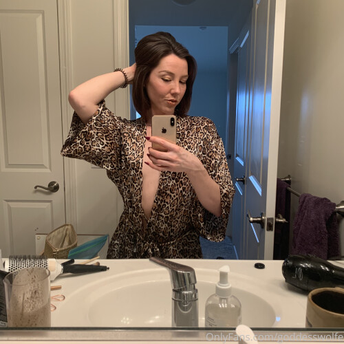 2020-02-09---I-put-on-a-little-gold-makeup-a-few-selfies-to-help_240d6f313283255c0.jpg