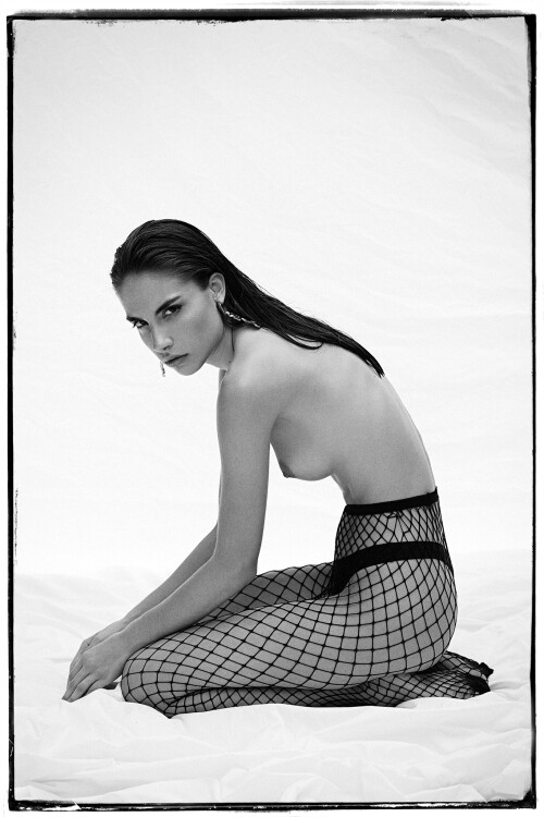 20200919_rebecca-bagnol_fishnet-tights_15805bd0759d46fdb6336372e16f6a9922fd290af1b187c9.jpg