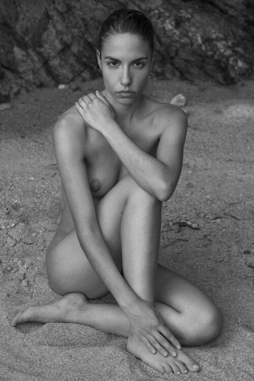 20201003_rebecca-bagnol_body-and-sand_8d7de9f474b44d9ab239607ca54cee5bcf73ae8652fa4e29.jpg